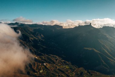 Gran Canaria Dağlar adanın ortasında hava görünümünü bulutların üzerinde Teide Yanardağı manzaralı.