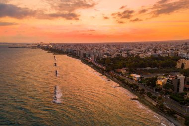 Limasol sahil şehir merkezi, Kıbrıs hava görünümünü Molos Promenade Park. Kuş bakışı sahiliyle yürüyüş yolu ve palmiye ağaçları, Akdeniz, iskeleler, şehir manzarası ve yukarıdaki bağlantı noktası.