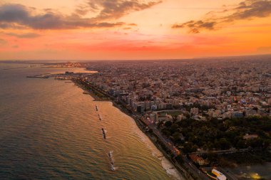 Limasol sahil şehir merkezi, Kıbrıs hava görünümünü Molos Promenade Park. Kuş bakışı sahiliyle yürüyüş yolu ve palmiye ağaçları, Akdeniz, iskeleler, şehir manzarası ve yukarıdaki bağlantı noktası.
