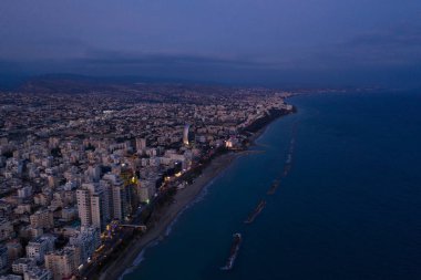 Limasol sahil şehir merkezi, Kıbrıs hava görünümünü Molos Promenade Park. Kuş bakışı sahiliyle yürüyüş yolu ve palmiye ağaçları, Akdeniz, iskeleler, şehir manzarası ve yukarıdaki bağlantı noktası.