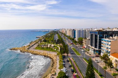 10 Kasım 2018, Limasol, Kıbrıs. Limasol sahil şehir merkezi, Kıbrıs hava görünümünü Molos Promenade Park. Kuş bakışı sahil yürüyüş yolu ve palmiye ağaçları, Akdeniz