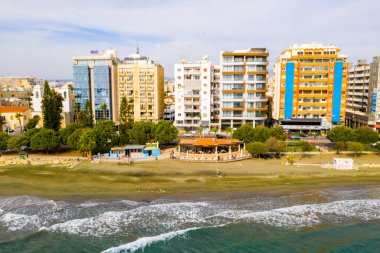 10 Kasım 2018, Limasol, Kıbrıs. Limasol sahil şehir merkezi, Kıbrıs hava görünümünü Molos Promenade Park. Kuş bakışı sahil yürüyüş yolu ve palmiye ağaçları, Akdeniz