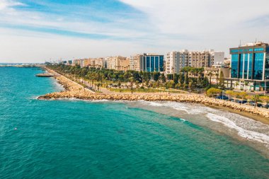 10 Kasım 2018, Limasol, Kıbrıs. Limasol sahil şehir merkezi, Kıbrıs hava görünümünü Molos Promenade Park. Kuş bakışı sahil yürüyüş yolu ve palmiye ağaçları, Akdeniz