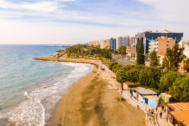 10 Kasım 2018, Limasol, Kıbrıs. Limasol sahil şehir merkezi, Kıbrıs hava görünümünü Molos Promenade Park. Kuş bakışı sahil yürüyüş yolu ve palmiye ağaçları, Akdeniz