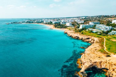10 Kasım 2018. Ayia Napa, Kıbrıs. Azzure su ve Nissi beach Aiya Napa, Kıbrıs'ta bir görünüm.