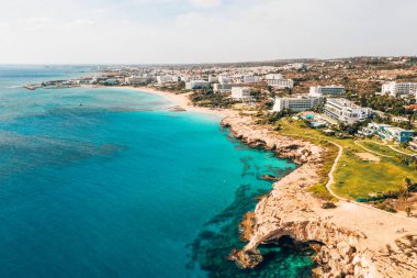 10 Kasım 2018. Ayia Napa, Kıbrıs. Azzure su ve Nissi beach Aiya Napa, Kıbrıs'ta bir görünüm.