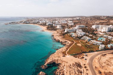 Ayia Napa 'daki Nissi plajı, Kıbrıs' taki ünlü turist plajının temiz hava fotoğrafı. Kıbrıs 'ın en iyi tatil yeri, Nissi plajı, oteller, körfezler, parklar