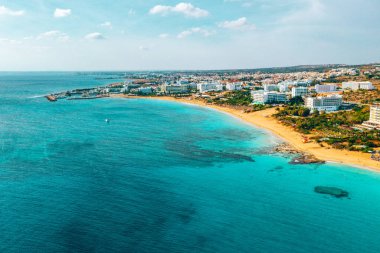 Ayia Napa 'daki Nissi plajı, Kıbrıs' taki ünlü turist plajının temiz hava fotoğrafı. Kıbrıs 'ın en iyi tatil yeri, Nissi plajı, oteller, körfezler, parklar