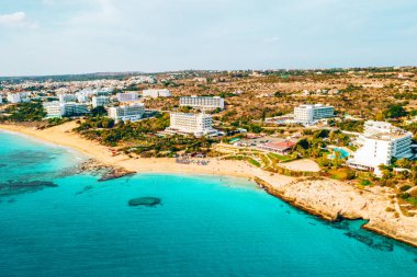 10 Kasım 2018. Ayia Napa, Kıbrıs. Azzure su ve Nissi beach Aiya Napa, Kıbrıs'ta bir görünüm.