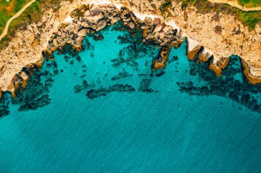 Ayia Napa 'daki Nissi plajı, Kıbrıs' taki ünlü turist plajının temiz hava fotoğrafı. Kıbrıs 'ın en iyi tatil yeri, Nissi plajı, oteller, körfezler, parklar.