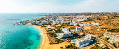 Ayia Napa 'daki Nissi plajı, Kıbrıs' taki ünlü turist plajının temiz hava fotoğrafı. Kıbrıs 'ın en iyi tatil yeri, Nissi plajı, oteller, körfezler, parklar.