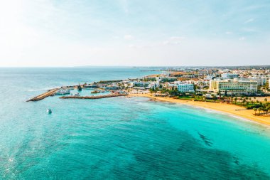 10 Kasım 2018. Limassol, Kıbrıs. Molos Promenade havadan görünümü Limasol sahil şehri Kıbrıs, günbatımı zamanı