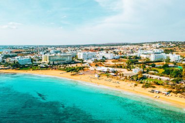 Ayia Napa 'daki Nissi plajı, Kıbrıs' taki ünlü turist plajının temiz hava fotoğrafı. Kıbrıs 'ın en iyi tatil yeri, Nissi plajı, oteller, körfezler, parklar.
