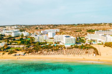Ayia Napa 'daki Nissi plajı, Kıbrıs' taki ünlü turist plajının temiz hava fotoğrafı. Kıbrıs 'ın en iyi tatil yeri, Nissi plajı, oteller, körfezler, parklar.