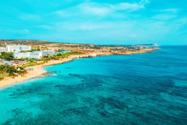 Ayia Napa 'daki Nissi plajı, Kıbrıs' taki ünlü turist plajının temiz hava fotoğrafı. Kıbrıs 'ın en iyi tatil yeri, Nissi plajı, oteller, körfezler, parklar.