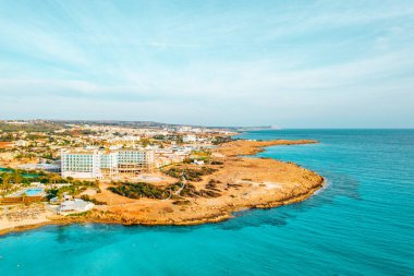 Ayia Napa 'daki Nissi plajı, Kıbrıs' taki ünlü turist plajının temiz hava fotoğrafı. Kıbrıs 'ın en iyi tatil yeri, Nissi plajı, oteller, körfezler, parklar.
