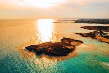 Ayia Napa 'daki Nissi plajı, Kıbrıs' taki ünlü turist plajının temiz hava fotoğrafı. Kıbrıs 'ın en iyi tatil yeri, Nissi plajı, oteller, körfezler, parklar. 