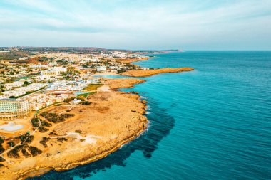 Ayia Napa 'daki Nissi plajı, Kıbrıs' taki ünlü turist plajının temiz hava fotoğrafı. Kıbrıs 'ın en iyi tatil yeri, Nissi plajı, oteller, körfezler, parklar.