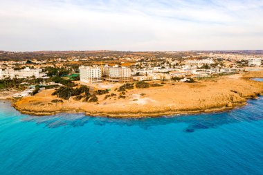 Ayia Napa 'daki Nissi plajı, Kıbrıs' taki ünlü turist plajının temiz hava fotoğrafı. Kıbrıs 'ın en iyi tatil yeri, Nissi plajı, oteller, körfezler, parklar.