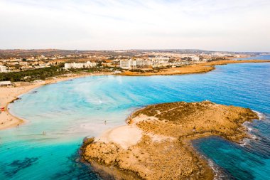 Ayia Napa 'daki Nissi plajı, Kıbrıs' taki ünlü turist plajının temiz hava fotoğrafı. Kıbrıs 'ın en iyi tatil yeri, Nissi plajı, oteller, körfezler, parklar.