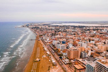 10 Kasım 2018. Larnaca, Kıbrıs. Hava kuş bakışı ZYGI balıkçı köyü Limanı, Larnaka. Şehrin üzerinde mor günbatımı görünümü.