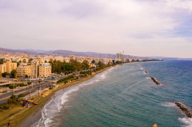 10 Ağustos 2018. Limassol, Kıbrıs. Panoramik kent resort Coast. Limasol şehir havadan görünümü.
