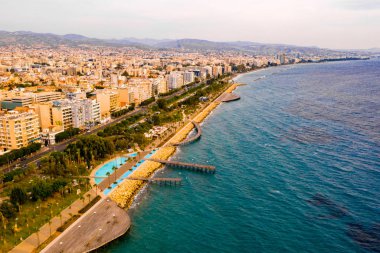10 Ağustos 2018. Limassol, Kıbrıs. Panoramik kent resort Coast. Limasol şehir havadan görünümü.