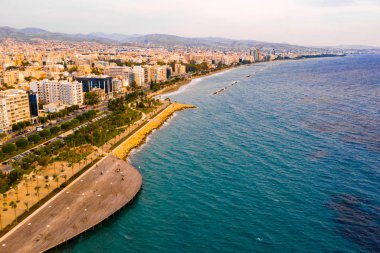 10 Ağustos 2018. Limassol, Kıbrıs. Panoramik kent resort Coast. Limasol şehir havadan görünümü.
