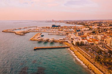 10 Ağustos 2018. Limassol, Kıbrıs. Panoramik kent resort Coast. Limasol şehir havadan görünümü.