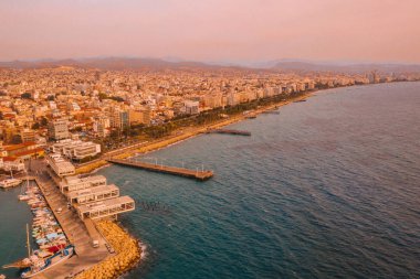 10 Ağustos 2018. Limassol, Kıbrıs. Panoramik kent resort Coast. Limasol şehir havadan görünümü.