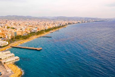 10 Ağustos 2018. Limassol, Kıbrıs. Panoramik kent resort Coast. Limasol şehir havadan görünümü.