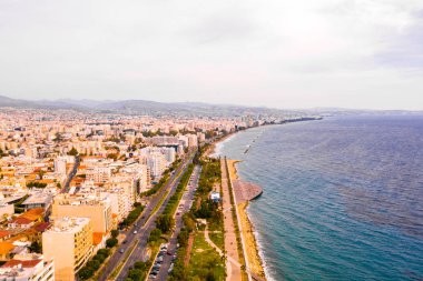 10 Ağustos 2018. Limassol, Kıbrıs. Panoramik kent resort Coast. Limasol şehir havadan görünümü.