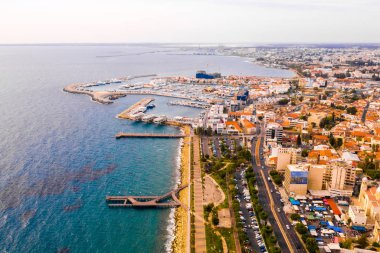 10 Ağustos 2018. Limassol, Kıbrıs. Panoramik kent resort Coast. Limasol şehir havadan görünümü.