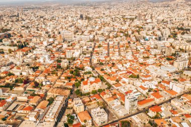 10 Kasım 2018. Lefkoşa, Kıbrıs. İkonik duvarlı Başkent Lefkoşa'da Kıbrıs hava yüksek irtifa görünümü 