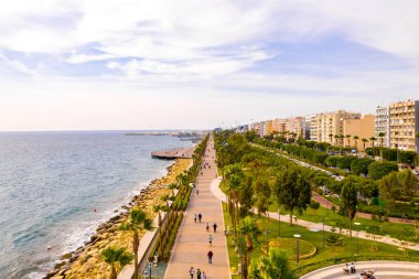 10 Ağustos 2018. Limassol, Kıbrıs. Panoramik kent resort Coast. Limasol şehir havadan görünümü.