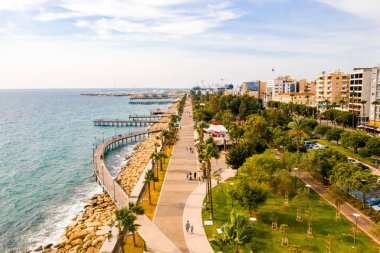 10 Ağustos 2018. Limassol, Kıbrıs. Panoramik kent resort Coast. Limasol şehir havadan görünümü.