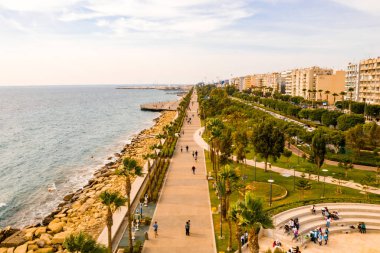 10 Ağustos 2018. Limassol, Kıbrıs. Panoramik kent resort Coast. Limasol şehir havadan görünümü.