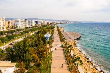 10 Ağustos 2018. Limassol, Kıbrıs. Panoramik kent resort Coast. Limasol şehir havadan görünümü.