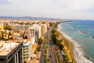 10 Ağustos 2018. Limassol, Kıbrıs. Panoramik kent resort Coast. Limasol şehir havadan görünümü.