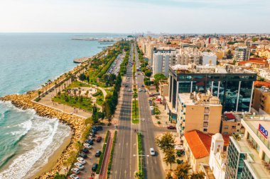 10 Ağustos 2018. Limassol, Kıbrıs. Panoramik kent resort Coast. Limasol şehir havadan görünümü.
