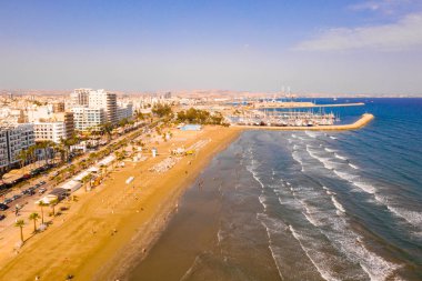 10 Kasım 2018, Larnaka, Kıbrıs. Ana caddenin Larnaka, Katedral ve Kıbrıs'ta Finikoudes plaj güzel manzara