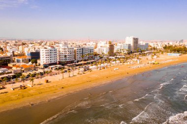 10 Kasım 2018, Larnaka, Kıbrıs. Ana caddenin Larnaka, Katedral ve Kıbrıs'ta Finikoudes plaj güzel manzara