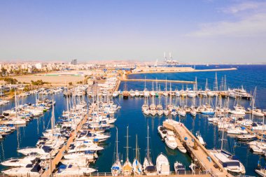 10 Kasım 2018, Larnaka, Kıbrıs. Ana caddenin Larnaka, Katedral ve Kıbrıs'ta Finikoudes plaj güzel manzara 