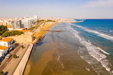 10 Kasım 2018, Larnaka, Kıbrıs. Ana caddenin Larnaka, Katedral ve Kıbrıs'ta Finikoudes plaj güzel manzara