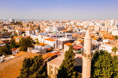 10 Kasım 2018, Larnaka, Kıbrıs. Ana caddenin Larnaka, Katedral ve Kıbrıs'ta Finikoudes plaj güzel manzara 