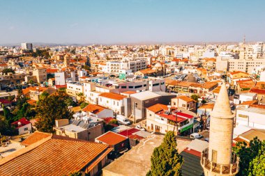 10 Kasım 2018, Larnaka, Kıbrıs. Ana caddenin Larnaka, Katedral ve Kıbrıs'ta Finikoudes plaj güzel manzara 
