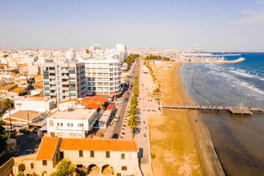 10 Kasım 2018, Larnaka, Kıbrıs. Ana caddenin Larnaka, Katedral ve Kıbrıs'ta Finikoudes plaj güzel manzara