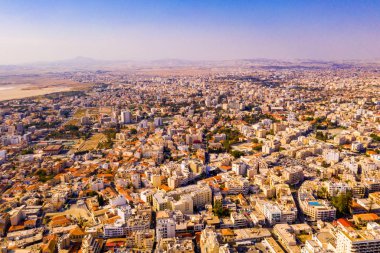 10 Kasım 2018, Larnaka, Kıbrıs. Ana caddenin Larnaka, Katedral ve Kıbrıs'ta Finikoudes plaj güzel manzara 