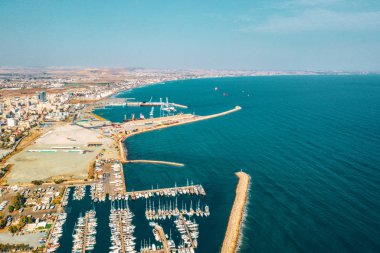 10 Kasım 2018, Larnaka, Kıbrıs. Ana caddenin Larnaka, Katedral ve Kıbrıs'ta Finikoudes plaj güzel manzara 