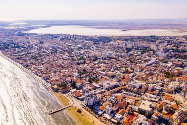 10 Kasım 2018, Larnaka, Kıbrıs. Ana caddenin Larnaka, Katedral ve Kıbrıs'ta Finikoudes plaj güzel manzara 